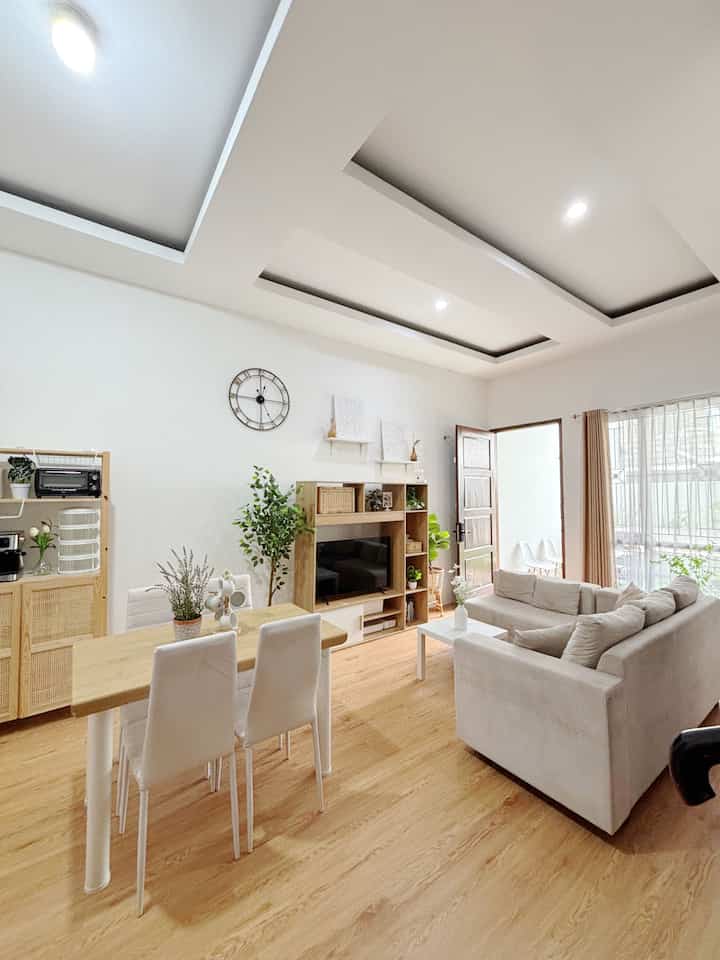 Sangat sederhana tapi fungsional, inilah area open space di rumahku. Ruang tamu sekaligus ruang keluarga yang menyatu dengan ruang makan 🏡

Walaupun dua ruangan berbeda dijadikan satu, tapi tetap terlihat cantik dan nyaman karena padu padan warna yang serasi 🫶

Mulai dari perabotan, cat rumah, lantai, gorden, pintu, semuanya bertemakan white and wood 🪵🤍

Semoga menginspirasi ya tetangga 🥰

#RumahOpenSpace #RumahTanpaSekat  #RumahLega #OpenSpace #LivingRoom #DiningRoom #SofaMinimalis #RakTV #RakIvarIkea #MejaMakanMinimalis