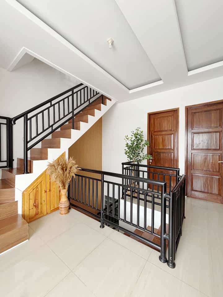 Area tangga di rumah kami selalu jadi sorotan, karena memang tangga dari lantai 1 menuju rooftop dilantai 3 dibuat berkelok-kelok. Ada yang bilang rumah ini penuh dengan tangga, tapi tak sedikit juga yang menyukainya 🫶

Selain karena posisinya, warna hitam railing serta granite anak tangga menjadi yang paling menarik. Perpaduan hitam dan warna natural kayu membuat tangga ini semakin cantik dan aesthetic😍

Semiga menginspirasi 🥰

#Tangga #TanggaRumah #RailingTangga #Wallpanel #AreaTangga #TanggaMinimalis #TanggaAesthetic #RumahOpenSpace #RumahTanpaSekat #RumahLega