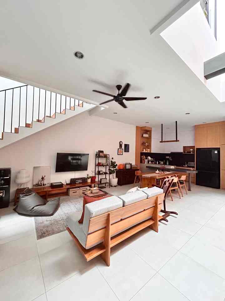 Dengan lahan yang tidak besar tapi ingin ruangan yang lega, banyak bukaan dan bisa untuk kumpul keluarga atau kerabat? Open space solusinyaa ✨🏡
Lebar lahan 6 meter tapi kamu bisa dapat ruang keluarga 5 meter dan kitchen 4 meter lebarnya. Panjang keseluruhan dari living,dining, dan kitchen total 9 meter. Tentunya dengan perencanaan layout desain ruangan yang matang dan konsep open plan. Selain itu warna cat dan lantai terang juga membantu visual sehingga terlihat lebih luas. 🤗

#Livingroom #LantaiRumah #CatDinding #Karpet #MejaTv #Sofa3seater #BeanBag #Interior #RumahTropis #FurnitureKayu #RumahOpenSpace #RumahTanpaSekat #RumahLega #Japandi #MidCentury
