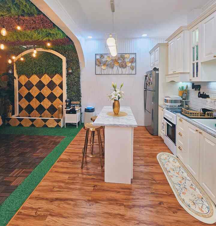 ‼️ Aplikasi Open Space (4 in 1) di Rumah Casadeharsa
.
Kami mengaplikasikan open space untuk empat ruangan (ruang keluarga, ruang makan, dapur, dan indoor garden/lounge) yang ada di lantai satu agar rumah terkesan luas, rapih, elegan, dan estetik. Sebagian besar tamu yang datang ke rumah selalu takjub karena bangunan di rumah ini dibangun di lahan 60m2 tetapi terlihat luas.

Berikut tips pengaplikasian open space versi rumah casadeharsa:
1. Aplikasikan open space pada ruangan komunal dan tentukan ruangan yang akan di buat open space misalnya living room & ruang makan atau ruang makan & dapur, atau living room, ruang makan dan dapur di jadikan satu.

2. Perhitungkan space antar ruangan, penempatan furniture, dan sisa space untuk beraktifitas/bergerak. Misalnya jika meletakkan sofa tepat di depan tangga, apakah space yang tersisa cukup nyaman ketika ada orang yg akan naik atau turun dari tangga?, dsb.

3. Pilih furniture dengan desain minimalis dan ukuran yang sesuai dengan space ruangan. 

4. Pilih tema/warna yang senada (memiliki kesamaan) untuk ruangan yang berada di area open space.
.
#vinil #lampugantung #dindingdapur #vaskeramik #tanamanartificial #rumahopenspace #rumahtanpasekat #rumahlega

