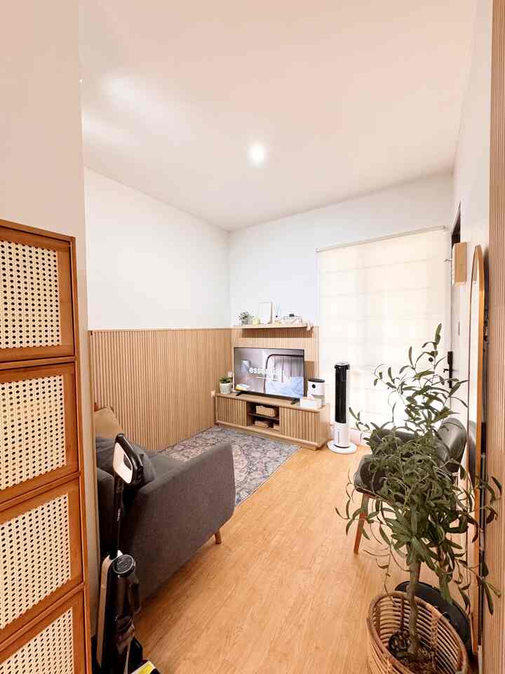 Compact living room with warm wood tones and simple furniture furnishing a cozy atmosphere