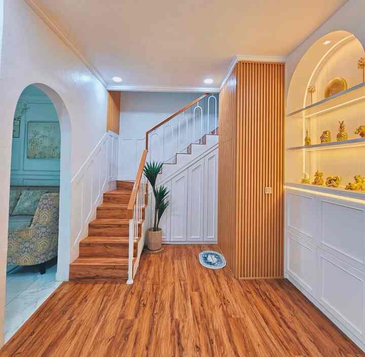 ‼️ Makeover (Before After) Tangga 
.
Makeover yang kami lakukan untuk area tangga di rumah casadeharsa supaya terlihat lebih luas dan estetik dengan budget terbatas adalah sebagai berikut:
1. Mengaplikasikan vinyl karena keramik tangga standar dari developer warnanya kurang cerah dan terlihat kusam.

2. Mengganti railing tangga dengan model/desain yang minimalis.

3. Mengaplikasikan wallpanel & wallbatten pada dinding area tangga agar lebih estetik dan area tangga tidak terlihat monoton.

4. Menambahkan lampu gantung agar area tangga terlihat lebih elegan dan estetik.

#vinil #vinyl #tangga #pot #tanamanartificial #wallpanel #railingtangga #beforeafter #rumahmungil #wallbatten #renovasirumah #makeovertangga #lampugantung #tanggaestetik 