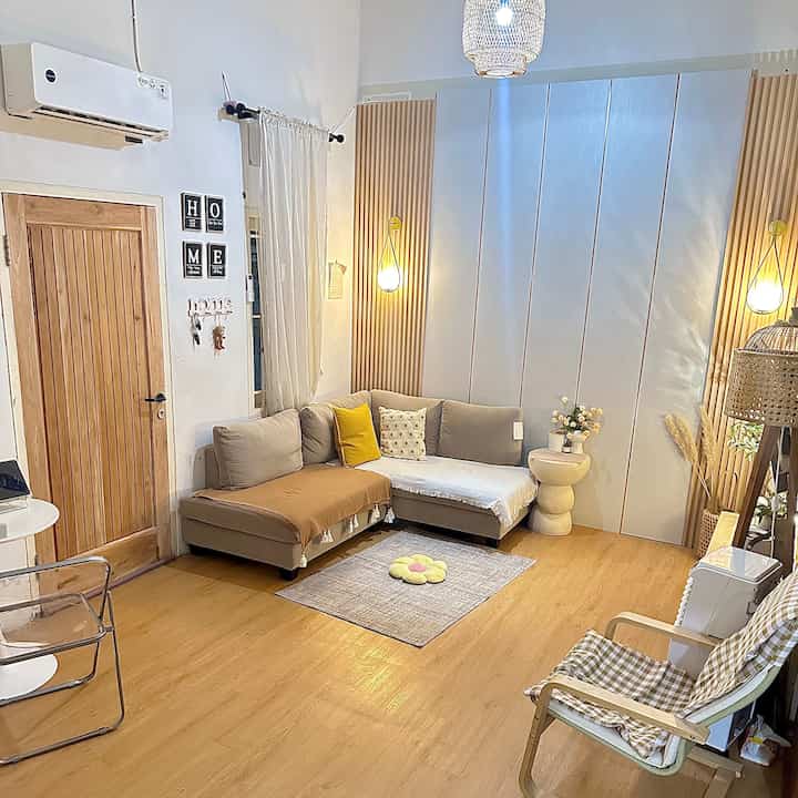 -Ruang tv/keluarga yang bersandingan dengan workspace ini berukuran 3,3x5m
-Sebetulnya ruangan ini sebelumnya adalah ruang tamu tetapi dialihfungsikan menjadi ruang keluarga karena space yg lebih besar,sehingga keluarga besar bisa berkumpul disini 
-saya makeover dinding menggunakan wallboard dan wallpanel agar menambah kesan elegan dan juga karpet,cover sofa dengan wrna senada menambah kesan cozy
- Kemudian penambahan lampu warm white dan kaca disudut yg dapat memantulkan cahaya menambah kesan luas dalam ruangan ini

Semoga bermanfaat 🥰
#kursipoangikea #mejamakanbulat #lampurotan #bantalbunga #pohonartificialolive #wpcwallpanel #kursilesehan #nordiclampuhiaskamartidur #RuanganTerbatas #RumahCompact #RumahMungil