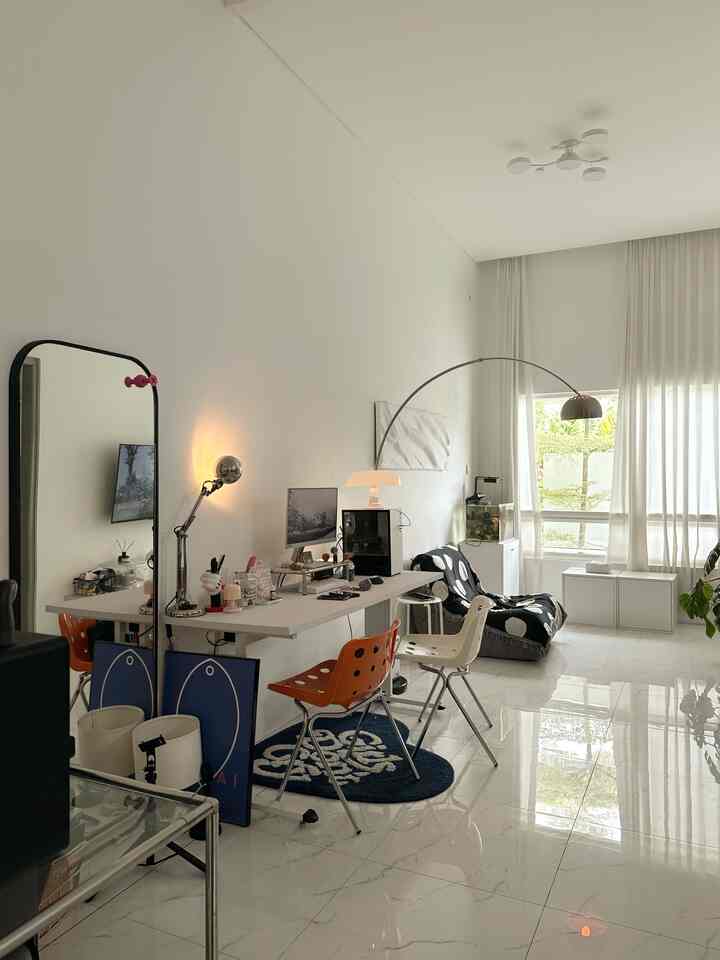 Ruang Sederhana tapi Fungsional , ini Open Space di AK HOUSE , dari ruang santai transisi ke ruang kerja dan ruang hiburan , siapa juga yang rumahnya sama seperti ini? 👀

#RumahOpenSpace #RumahTanpaSekat #RumahLega #LivingRoom #SofaMinimalis #CoffeTable #RumahMinimalis #angkahouse #lantairumah #granitrumah #homedecor

