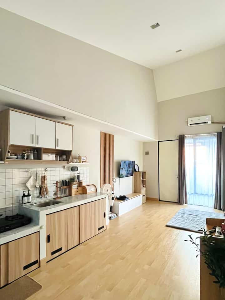 Bisa dibilang rumahku adalah rumah segaris, living roomku ini menyatu dengan dapur. Sederhana namun tetap fungsional. Dengan furniture minimalis warna white wood dan pencahayaan yang cukup membuat rumahku ini terlihat lebih luas dan nyaman. 

Gimana menurut tetangga online?
Semoga menginspirasi ✨

#rumahopenspace #rumahtanpasekat #rumahlega #rumahminimalis #rumahsegaris #livingroom #dapur #kitchen #dapurminimalis #ruangtv