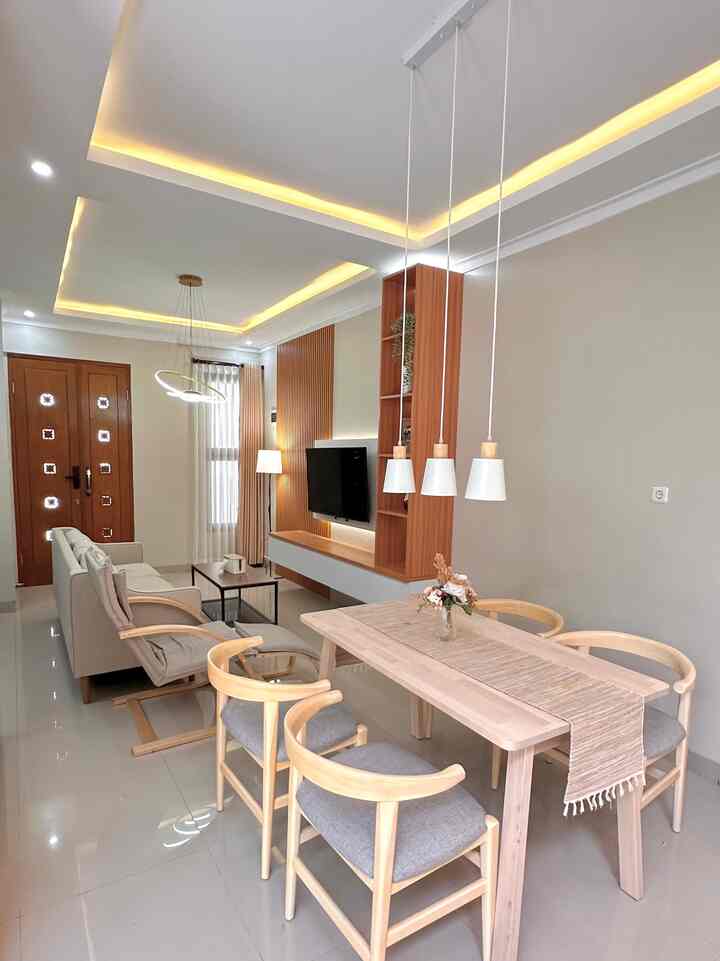 ✨ Tips rumah kecil terasa luas adalah dengan konsep open space.

📺 Living room, dining room, & kitchen area di casazenna dibuat tanpa sekat. Dikombinasi dengan furniture minimalis bikin ruangan tampak lega & nyaman banget. 

☀️ Pencahayaan dari area taman belakang samping dapur juga jadi lebih maksimal

#DiningArea #MejaMakan #LivingRoom #DiningTable #HangingLamp #BackdropTV #Wallpanel #Kitchen #KitchenSet #TamanMinimalis #ZenGarden #TamanKering #TamanIndoor #DeckingKayu #RumahOpenSpace #RumahTanpaSekat #RumahLega