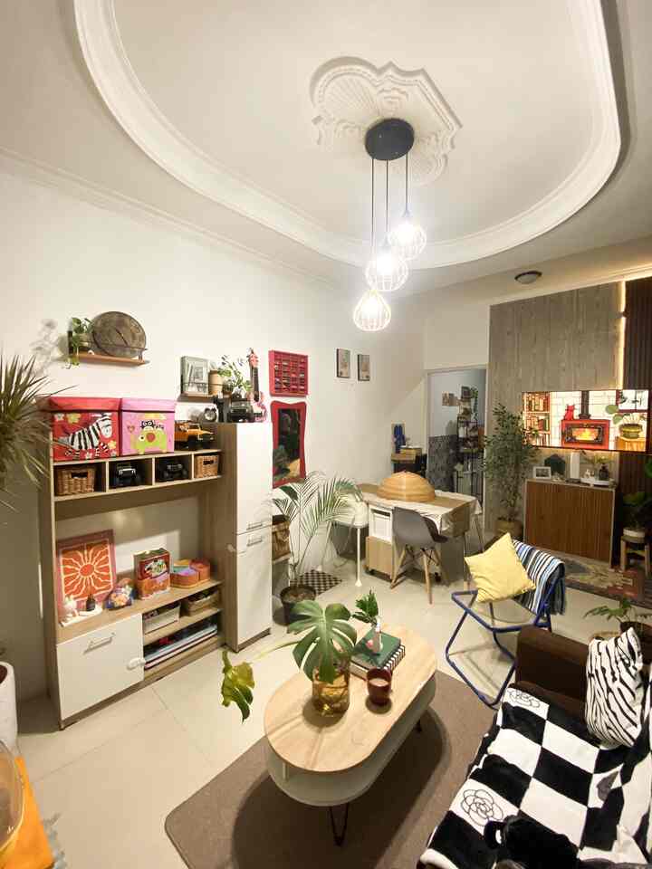 Ruang open space ini adalah ruang tamu kami, yang juga menyatukan tiga fungsi sekaligus yaitu ruang tamu, area makan, dan ruang TV/keluarga. Meskipun tidak terlalu besar, penataan yang tepat membuat ruangan terasa nyaman dan fungsional. 
Area TV kami dibuat se-eye-catching mungkin dengan sentuhan dekorasi yang menarik dan ditempatkan di spot paling strategis, sehingga bisa dinikmati dari berbagai arah🧑‍🧑‍🧒‍🧒💛menciptakan suasana hangat untuk berkumpul bersama keluarga✨🫶🏻

#RumahOpenSpace #RumahTanpaSekat #RumahLega #rumahcluster #Livingroomminimalis #AreaTV #wpc #wpcwallpanel #backdropTV #roomInspirasi 
