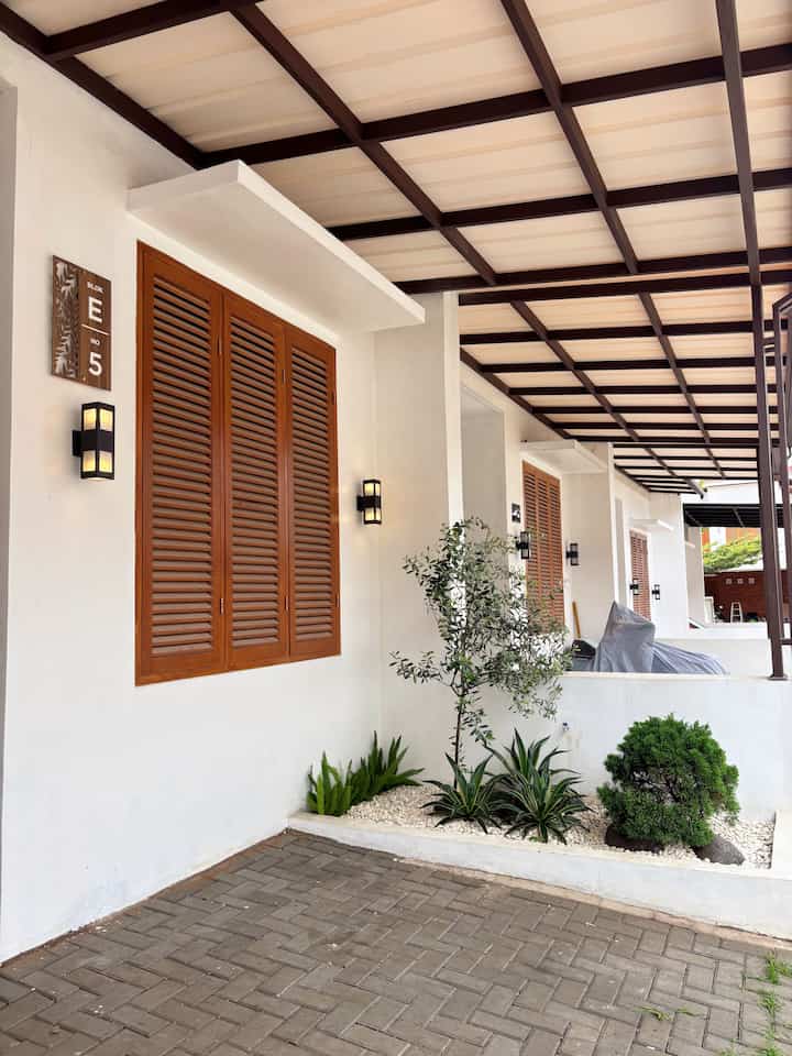 Taman taman di casazenna 🍃🌱
Ada dua, outdoor (taman hidup) & untuk indoor (taman kering) 

🌱 Untuk taman outdoor, aku pilih taman hidup, supaya bikin kesan rumah jadi lebih seger & tidak gersang. Karena disini cluster semua fasad rumah sama. Taman ini bisa jadi icon pembeda diantara rumah 

🏠 Untuk taman indoor, aku pilih taman kering (artificial) supaya less maintenance, & tidak mengundang serangga ke dalam rumah, jadi lebih aman. 

✨ Aku pilih design Zen Garden untuk taman indoor supaya menambah ambience Jepang dirumah tema Japandi ini. 

💡 Sebetulnya aku ingin nembahkan bonsai, bagusnya pilih bonsai hidup untuk ditaman outdoor / artificial di taman indoor ya tetangga online ? 

#Taman #TamanRumah #TamanMinimalis #TamanDepanRumah #TamanOutdoor #TamanIndoor #TamanKering #TanamanArtificial #ZenGarden #TamanJepang #FasadRumah