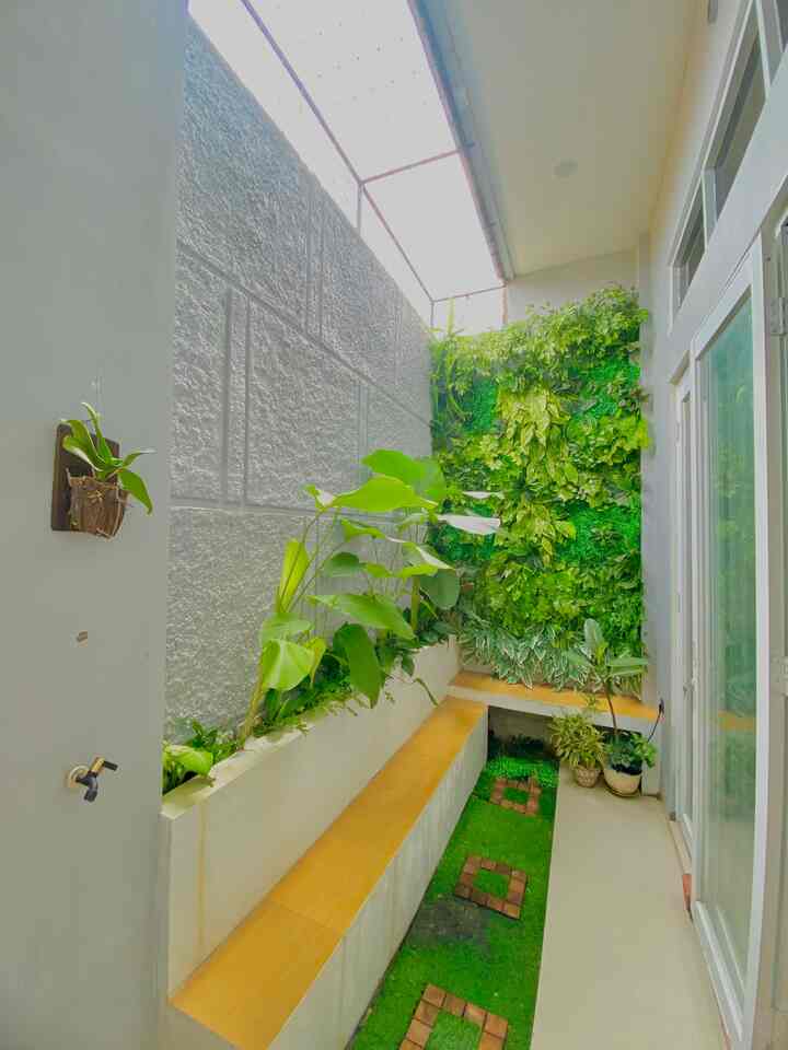 The mini garden at Deiraa House is only 1.5m x 2m 🌿
No need for a large size to feel the tranquility of nature. With this indoor mini garden we can feel the coolness and beauty of plants every day even though we are inside the house. 🍀☘️🌿🌱
Btw there was a small fire tragedy that made the grass below burnt 🫣
Oh yeah, I actually want to add outdoor wall lights with sunlight because this garden area can still be exposed to sunlight (without a roof) next I'll try 🥰

#TamanMini #MiniGarden #TamanIndoor #TamanMinimalis #TamanRumah #TanamanHidup #TanamanArtifisial #TamanHijau #GreenLiving #IndoorPlant #DeiraaHouse