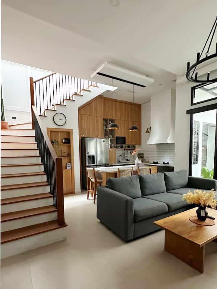 Salah satu kunci untuk membuat rumah dengan lahan terbatas tampak luas yaitu dengan memakai konsep open space. Di rumah kami living room, kitchen and dining room semua tanpa sekat. 

Keunggulan konsep open space:
- pencahayaan dan aliran udara lebih maksimal
- ruangan terasa luas
- memudahkan interaksi antar anggota keluarga

Kalo kamu mau pakai konsep open space, jangan lupa untuk rajin merapikan rumah ya. Karena saat ada orang datang pandangan bisa nampak sampai belakang 🤭

#kitchenset #rumahopenspace #rumahtanpasekat #rumahlega
