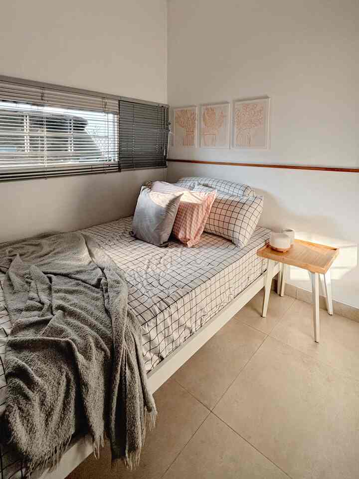 Tips paling simple bikin kamar ukuran kecil menjadi terlihat lebih luas✨

Caranya bisa pakai cat berwarna putih, warna putih itu akan membuat ilusi ruangan yang terlihat lebih clean rapih dan luas. selain cat berwarna putih cermin atau kaca juga diperlukan untuk membuat pantulan dikamar bisa menjadi terlihat tidak sempit sama sekali.

untuk ukuran kamar ini 2.5x3m ya!

semoga menginspirasi🤍

#Kamartidurmini #RuanganTerbatas #RumahCompact #RumahMungil #kamartidur #kamartidurminimalist #kamartidurkecil #lantaikamar #lemaribesi #dipanbesi #kasurkecil #cattembokputih #mejakerja #kursikerja #memoboard #decorbedroom