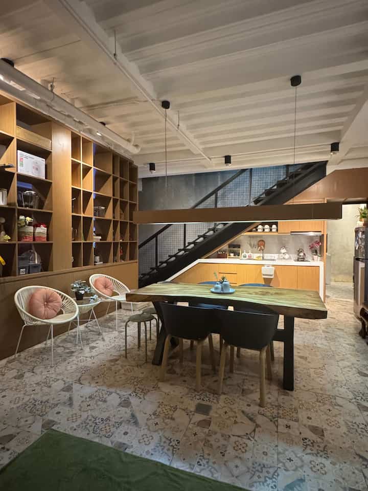 Ruangan open space di rumah kami ini adalah salah satu tempat favorit, bisa sambil menikmati makanan sembari menikmati kehangatan bersama anak-anak, anak-anak bermain, kami bisa deep talk juga disini hehehehe

#RumahOpenSpace
#RumahTanpaSekat
#RumahLega
#RumahYuqibam
#InspirasiDiningRoom
#Inspirasirumah
#RumahIndustrial