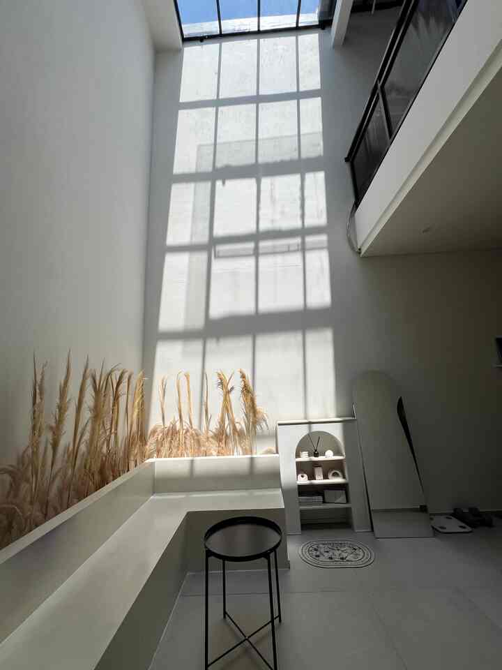 Welcome to my cozy corner! ☕✨

Sudut favorit buat ngopi santai, ngobrol bareng keluarga dan teman, atau sekadar menikmati cahaya pagi yang masuk lewat skylight. Siapa yang mau duduk dan ngobrol di sini? 😚🤏🏻

#CozyCorner #OpenSpace #RumahMungil #HyggeHouse #TamanKering