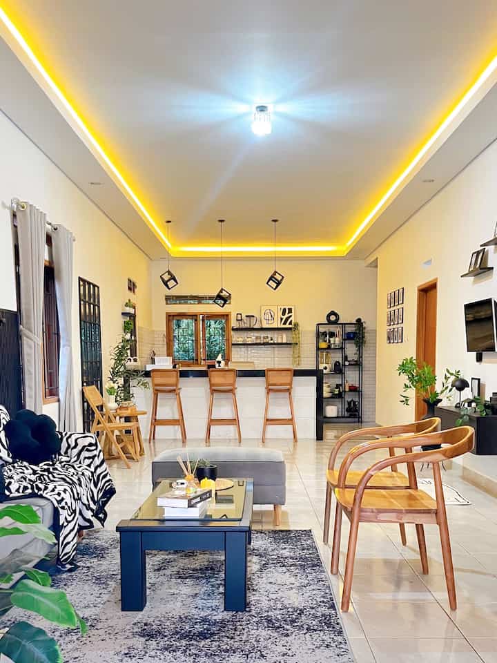 Yes ini dia ruang open space menuju malam di Bumi Gerrd. Ruang tamu, ruang TV dan ruang makan yang bersatu tanpa ada sekat. Ada juga disini yang rumahnya konsep open space sperti ini ??

#bumigerrd #Ruangtamuminimalist #Ruangmakanminimalist #KuriJatiMinimalist #KarpetAbstrak #LampuIndustrial #RumahMonochrome #RumahOpenSpace #RumahTanpaSekat #RumahLega