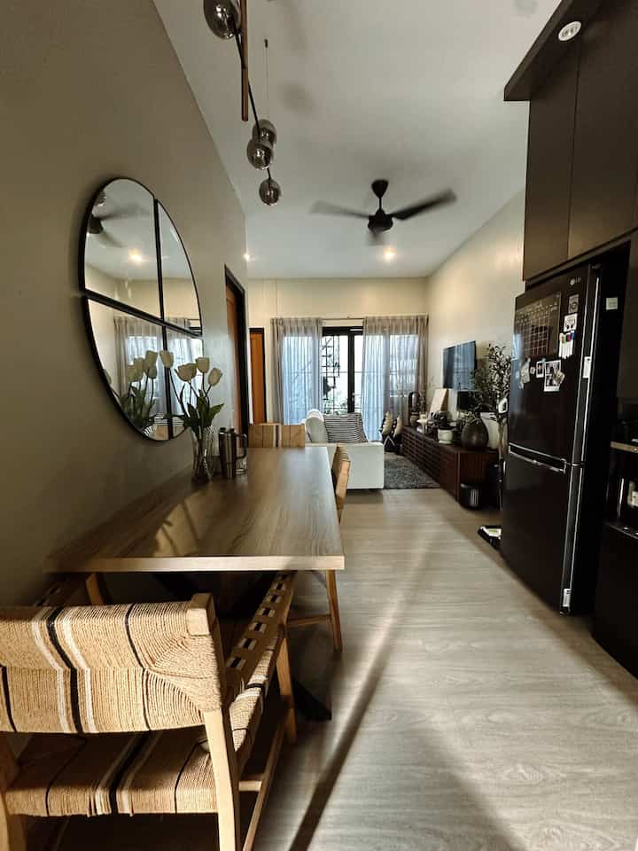 Beginilah tampilan y.a House, Konsep open space yang kami terapkan disini dari area dapur menuju area meja makan dan langsung ke area santai untuk keluarga. 

Tips Pemilihan furnitur dan juga penempatan nya harus extra hati-hati di area terbatas, salah pilih akan terlihat sangat sempit loh jadinya. 

#rumahopenspace #rumahtanpasekat #rumahlega #rekomendasiareamejamakan #livingroommungil #vinyl 