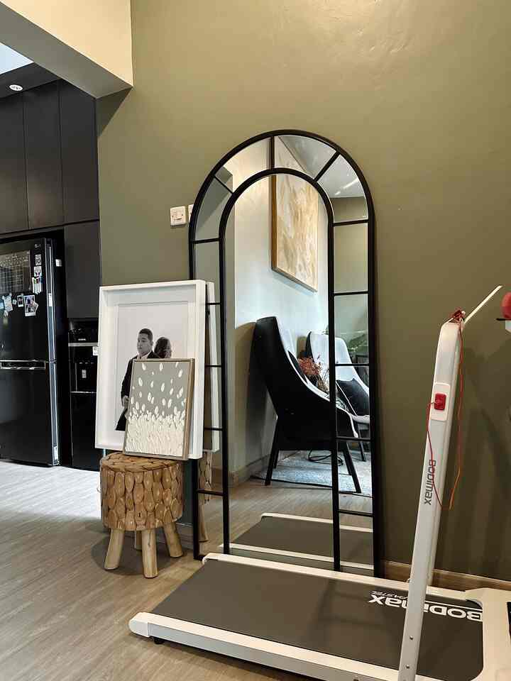 Area terbatas bukan halangan bagi kami untuk menciptakan area yang possible untuk kami explore. Salah satunya area olahraga ini, di slide 2 kalian boleh cek area ini akan menjadi multifungsi, kenapa? Karena area ini kami manfaatkan untuk penyimpanan sepatu dan juga bisa kami gunakan untuk area olahraga. 

Tips nya adalah selalu gunakan furnitur atau barang yang fleksibel, supaya sudut ruangan bisa berfungsi dan tetap bisa dimanfaatkan dengan baik. 
Yuk coba. 
#sudutolahraga #areaolahragamungil #transformasiarea #areasepatu #sudutfungsional #catinterior #rekomendasivinyl