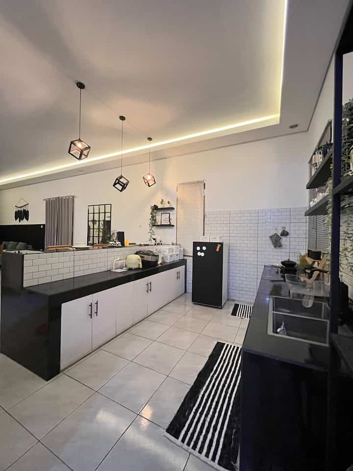 Memanfaatkan belakang meja bar msnjadi meja fungsional di dapur.

Karna rumah kami open space jadi kami berusaha memanfaatkan lahan terbatas dan juga menjadikan segalanya menjadi fungsional. Seperti belakang meja bar ini atasnya kami jadikan sebagi penyimpanan rice cooker, arifryer dan juga bisa dijadikan sebagai meja untuk penyajian makanan ke meja bar. Bawahnya kami jadikan kabinet tertutup untuk menyimpan segala peralatan dapur. Gimana nih tertarik ga punya meja fungsional seperti ini ??

#bumigerrd #mejadapur #dapurminimalist #dapurmonochrome #mejabar #lampuindustrial #rumahopenspace #mejafungsional