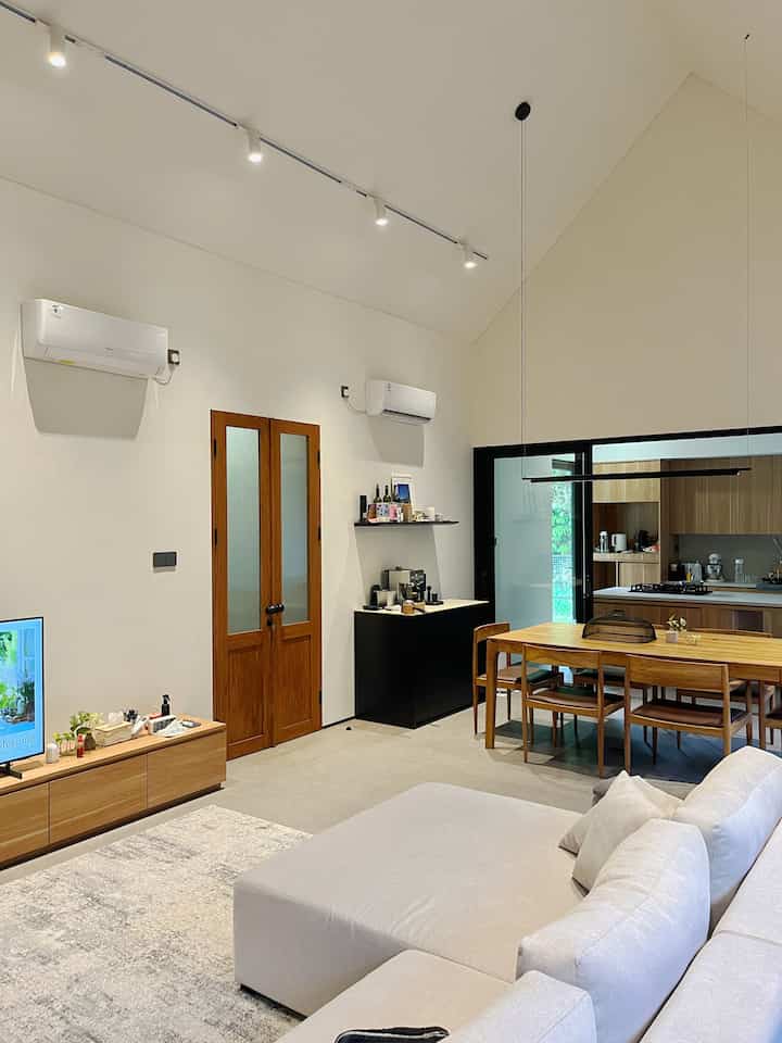 We want to capture a cozy living area where all the activities are centered in this area. Jujur aja kita pakai living area ini lebih lama daripada kita di kamar.

Khusus untuk area living room, kita bikin konsepnya open space dengan high ceiling supaya ruangnya terkesan luas. Dan bener aja terlihat jauh lebih luas dibandingin kita pakai plafon datar. 

Dekorasinya juga cukup simple with functional objects like TV, sofa, carpet. Most important thing is all wrapped with a nice lighting.

#RumahTanpaSekat #RumahOpenSpace #RumahLega #LivingRoom #Sofa #Interior #Credenza #HighCeiling 