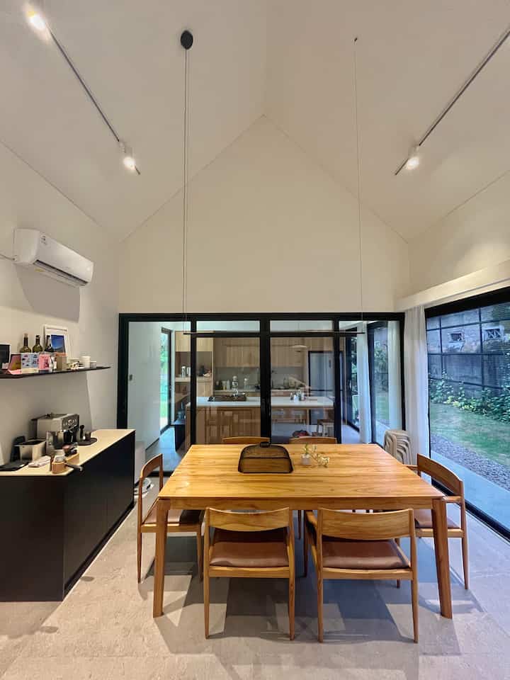 This is our dining area yang masih sebelahan sama living room kita. Gak banyak barang, cuma cukup versatile kadang bisa dijadiin area makan, kadang juga jadi area kerja.

Mejanya kita beli dari Jepara dengan ukuran 200x100x80, muat di 6 kursi.
Karena kita suka hosting jadi butuh banget meja yang cukup besar dan kursi tambahan juga udah kita siapin. Suka banget sama kursi bakso yang bisa ditumpuk ini dari Azko, warnanya juga masih cocok dengan konsep ruangan kita.

Area ini dipermanis juga dengan lampu gantung dari At Avere. Kita udah ngincer lampu yang minimalist dan tipis kayak gini, kebetulan At Avere ada meskipun harus PO 1 bulan. Cocok banget buat menambah kesan ruangan jadi lebih warm.

#KursiStool #DiningRoom #MejaMakan #VacuumPembersih #RobotVacuum #LampuGantung #MejaJepara #TudungSaji #KursiBakso #RuangMakan #RumahOpenSpace #RumahTanpaSekat #RumahLega