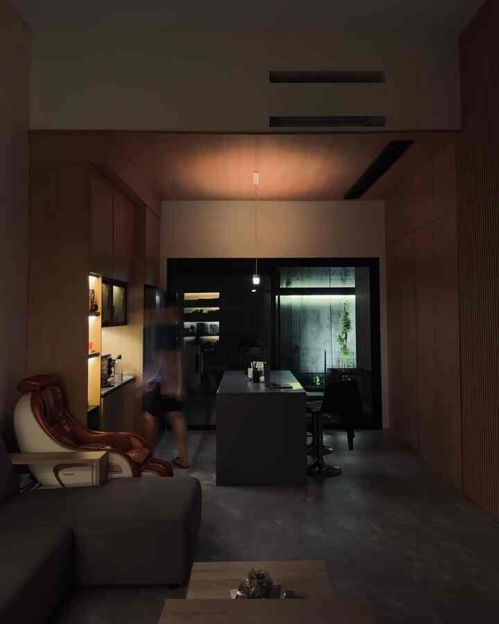 Ofuro House ini pakai konsep open space, dimana masuk area entrance hall, terhubung dgn living room, lalu terhubung lg dengan pantry. Plus kita renov juga pintu kaca di area pantry dengan pintu kaca besar yg bisa dibuka full jadi area dalam terbubung lg ke area semi outdoor dapur kotor. Jadi dari awal masuk area indoor, area kita terus menyambung sampai outdoor supaya terasa lega tanpa sekat😆
#SmartLED #LivingRoom #Pantry #RumahOpenSpace #RumahTanpaSekat #RumahLega #Japandi