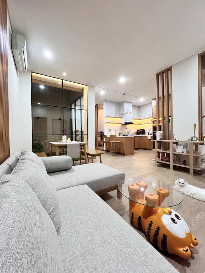 - Kecil tapi terlihat lega -

Ruang tamu yang menyatu dengan dining area sekaligus kitchen. Minimnya sekat dan penataan furniture yang sesuai fungsinya, menjadikan hunian kecil terlihat luas. Pencahayaan yang tepat serta pemilihan flooring warna warm, menjadikan vibes malam terasa lebih hangat. Interaksi anggota keluarga pun menjadi tak berbatas.

#furniturekayu #mejaruangtamu #sofaruangtamu #rakpajangan #lantaivinyl #lampugantung #wallpanel #RumahOpenSpace #RumahTanpaSekat #RumahLega