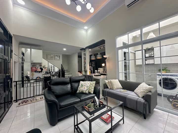 • Tips Furnitur di Rumah Open Plan •

Hello, O!House friends, salah satu cara memaksimalkan ruang di lahan yang terbatas adalah dengan menerapkan konsep open plan/ open space yaitu menggabungkan beberapa fungsi ruang ke dalam satu area.

Di Himfari’s House, hampir semua fungsi ruang tergabung menjadi satu: living room, dining room, kitchen, study room dan laundry room yang hanya dipisahkan jendela kaca besar. Untuk menyiasati agar area tidak terkesan penuh, dalam memilih furnitur harus dipertimbangkan dengan seksama, antara lain:
🔅pilih yang tidak terlalu besar
🔅pilih bentuk yang simpel dan tidak banyak ornamen
🔅gunakan furnitur yang fungsional
🔅pajang hanya aksesoris/ koleksi yang paling disukai agar rumah tidak terlalu crowded

#Sofa2Seater #SofaKulit #Sofa
#RumahOpenSpace
#RumahTanpaSekat
#RumahLega