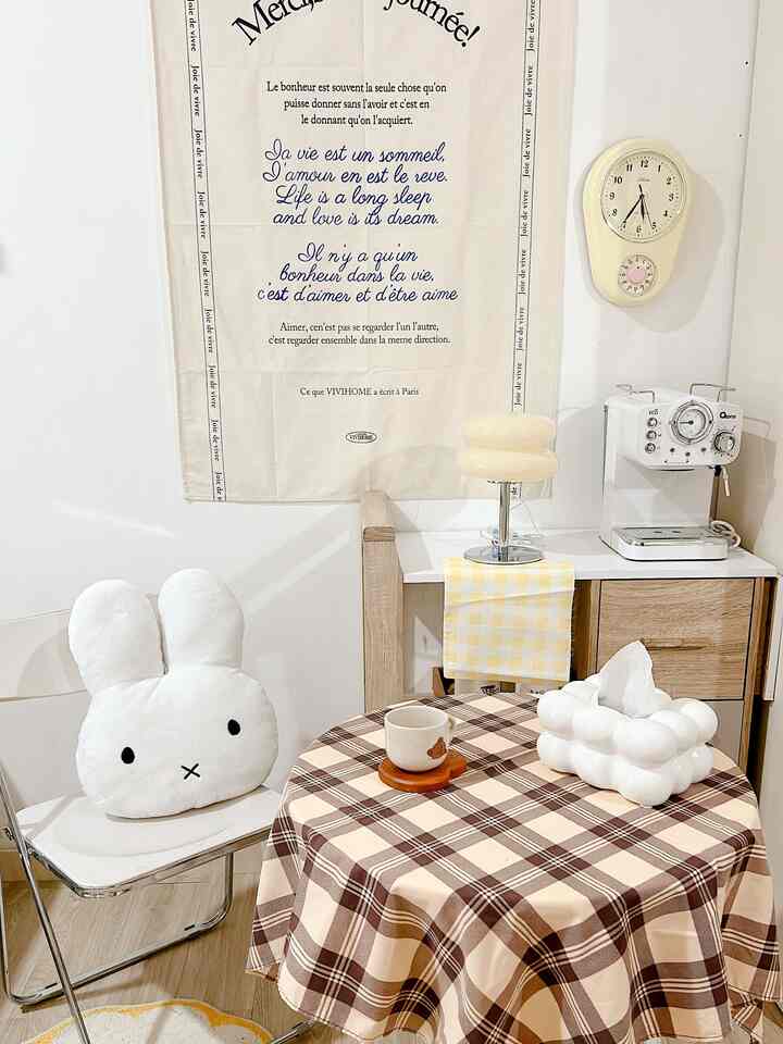 ini salah satu spot di homechy coffe corner ini biasanya setiap pagi selalu disini duduk menikmati segelas kopi
#coffecorner
#mejakopi
#spotcoffe
#hiasandinding 
#jamkorea
#kursi 
#tablecloch