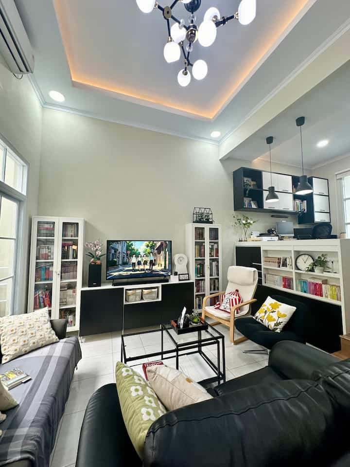 • My Source of Entertainment in One Room •

Hello, O!House friends, living room ini menjadi tempat dari hal-hal yang kusukai:
• buku-buku
• sofa
• armchair
• cushions
• TV
• majalah-majalah

#Sofa2Seater #Sofa #LemariBuku #BookCase #Armchairs #RumahModern #RumahCompact #RumahOpenSpace