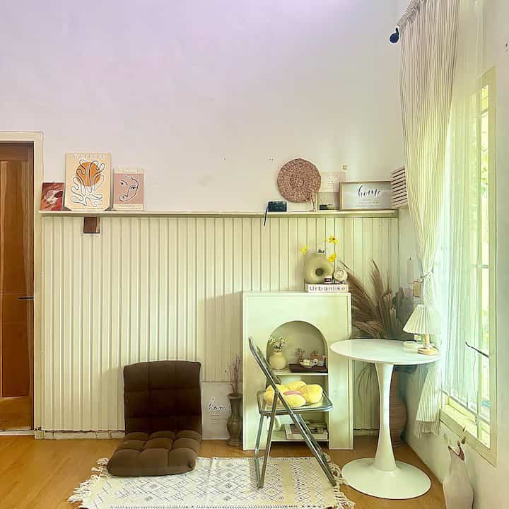 -Workspace yg berada diseberang ruang tv ini memiliki ukuran 2,5x2 m.Ruangan ini adalah salah satu ruangan favorietku dirumah karena selain bekerja disini,sering kali saya bisa bersantai atau sekedar meminum kopi sambil melihat pemandangan di luar jendela..
-Dominasi warna putih dan wrna wrna senada membuat ruangan ini semakin cantik dan menambah kesan luas
-Semoga menginspirasi teman2 semua 🥰
#rugbohemian #mejabulat #sofalesehan #rakperapian #wallbattenwpc #lampulipat #bantalbunga #workspaceaesthetic #sudutruang #sudutruangaesthetic