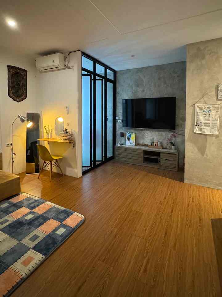 Untuk membuat kamar tidur nyaman, kita bisa memperhatikan kebersihan, pencahayaan, dekorasi, dan kenyamanan tempat tidur. 

Rapikan tempat tidur setiap pagi, Pastikan semua permukaan bersih, Simpan barang-barang pada tempatnya, Batasi jumlah barang di kamar. 

#KamarTidur 
#inspirasiKamarTidur
#LantaiVinyl
#DekorasiKamarTidur
#LampuTidurIkeA
#KamarTidurIndustrial