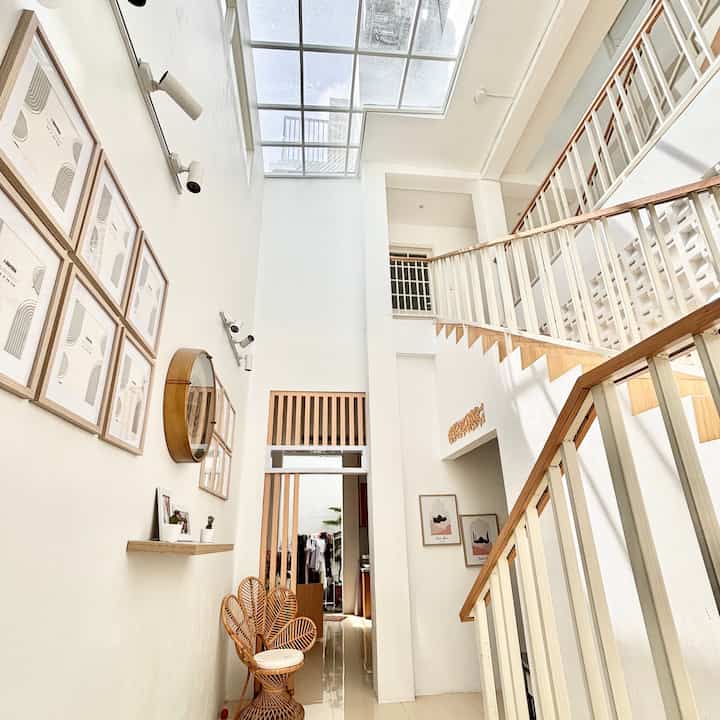 Skylight rumah kami berada di area tangga, dengan adanya skylight membuat cahaya melimpah masuk kedalam rumah,, kami mempertimbangkan ketinggian skylight sehingga pada saat siang tidak panas meski ada cahaya matahari yang masuk. . 
#skylight #ataptransparan #rumahterang #rumahcompact #interiorjapandi