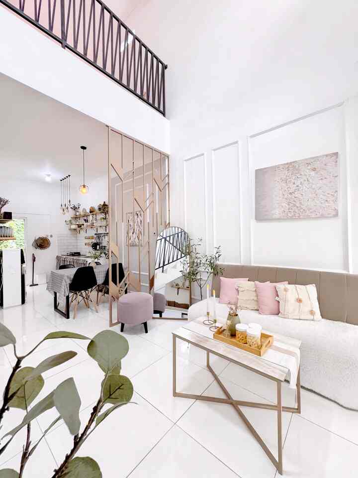 🔆 Open Space? Yeay or Nay? 🔆

Segala aspek di hidup kita tuh pasti punya sisi plus dan minusnya, tidak terkecuali ketika memilih konsep rumah.
Dengan mempertimbangkan dari segala sisi, aku memilih konsep rumah open space, dan kali ini aku ingin spill apa aja sih nilai plus dan minus rumah dengan konsep ini yang sudah aku rasakan ✨

Nilai plus:
+ Terasa lebih lega.
+ Terlihat lebih luas.
+ Bisa menggunakan ruangan sebelahnya jika ada tamu banyak.
+ Lebih lancar berkomunikasi dengan orang yang berada di ruangan lain.
+ Anak-anak lebih leluasa bermain.
+ Hemat budget pembuatan tembok atau sekat.

Nilai minus:
- Minim privasi.
- Satu ruangan berantakan bisa berpengaruh ke pandangan di ruangan lain.
- Harus rajin dibereskan supaya tidak terlihat tamu.
- Tidak bisa asal memilih barang supaya tidak terlihat bertabrakan konsepnya.

Dengan beberapa nilai minus di atas, apa aku menyesal memilih konsep ini? Tentu saja tidak~
Menurutku banyak nilai plus yang didapat dengan konsep ini, apalagi luas rumahku aslinya tidak terlalu besar.
Kalo menurut kamu, yeay or nay?

#LivingRoom
#LivingRoomStyling
#CatRumah
#GordenLinen
#LantaiGranit
#PintuKaca
#JendelaKotak
#Sofabed
#Walldecor
#Wallmoulding
#Stool
#Partisi
#RumahOpenSpace
#RumahTanpaSekat
#RumahLega
