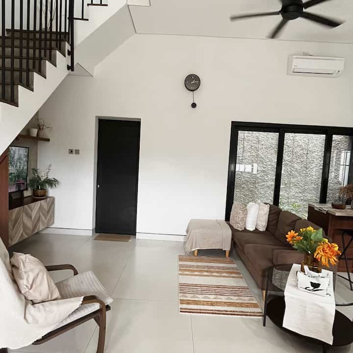 Hi O!House

Selalu suka sama ruang keluarga yang #OpenSpace dengan tone warna yang hangat. Di area ini biasanya kami menghabiskan waktu bersama di akhir pekan. 

Area #LivingRoom memiliki pintu sliding door yang bisa dibuka lebar sehingga sirkulasi udara tetap baik. 

#RumahMinimalis #RumahMungil #OpenSpace #LivingRoom #IkeaHacks #Ruangkeluarga