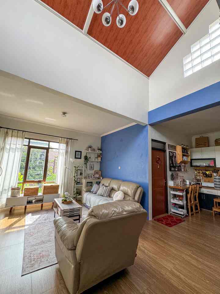 🔅OPEN SPACE @ Livingroom - Mini Pantry🔅

Salah satu area yg berkonsep open space di #rumah.inoy adalah area livingroom dan mini pantry ini. Alasan kami memilih konsep ini karena menginginkan ruangan yg kesannya luas, plong, dan saling terhubung. Selain itu bisa menjadi spot utama aggota keluarga ini berkumpul. Yang sedang makan di pantry maupun yang sedang menonton di livingroom tetap bisa ngobrol satu sama lain 🤭😁


#Cat #WarnaCatRumah #Sofa #SofaMinimalis #Pantry #MiniPantry #KitchenSet #KitchenMinimalis
#RuanganTerbatas
#RumahCompact
#RumahMungil
#homestagram 
#homecafe 