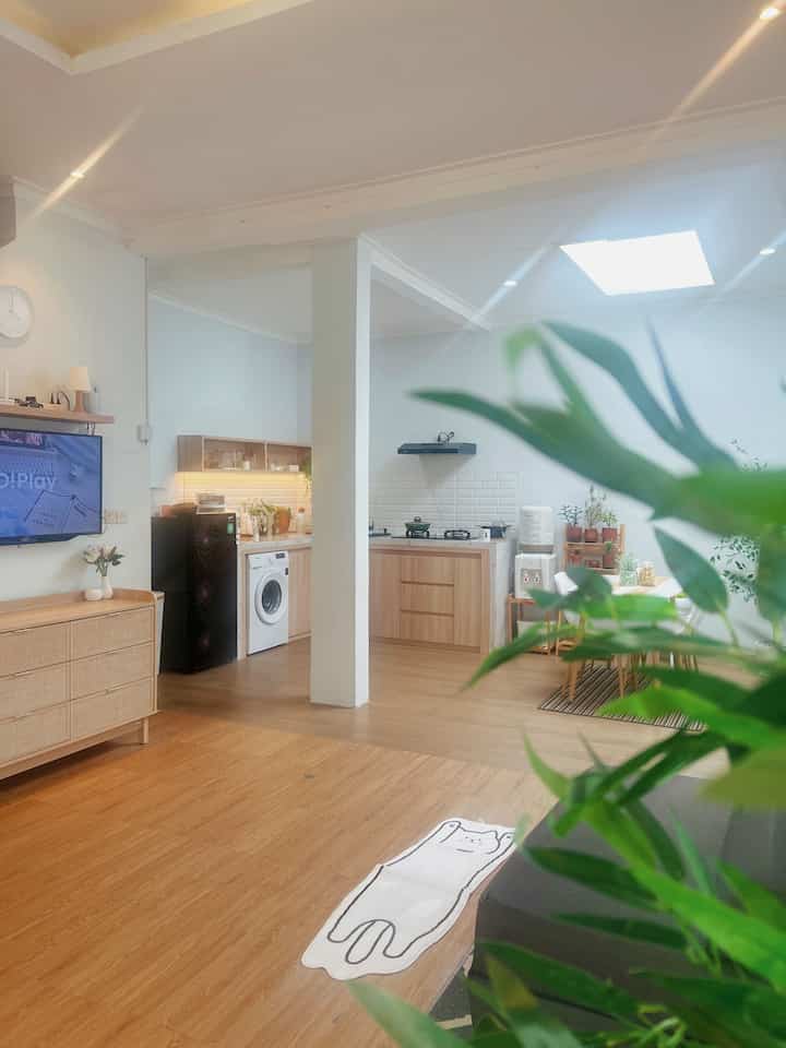 Siapa sangka rumah dengan luas tanah hanya 60m2 bisa terlihat lega seperti ini🥰
Dengan konsep open space rumah mungil bisa terlihat lega karna tidak ada sekat atau tembok pemisah antar ruangan 🥰
Plus nya lagi dengan konsep open space pencahayahaan di ruangan jadi lebih merata. Gimana tertarik dengan konsep open space? 🫶🏻

#ambalaninforma #bungaartificial #drawerinforma #jamikea #storagemultifungsi #mejamakanminimalis #pohonberinginartificial #lantaivinyl #granitroman #softmat #rumahopenspace #rumahtanpasekat #rumahlega
