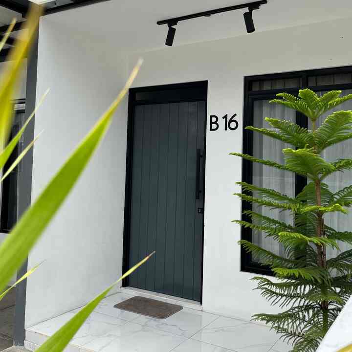 Kami sengaja menyisakan sedikit tanah di depan rumah kami untuk dijadikan taman. Walaupun dengan ukuran yang kecil, kami tetap ingin ada area taman yang bisa kami gunakan untuk bersantai.

#RumahMinimalis
#RumahCompact
#TamanMungil
#TamanMinimalis
#CatEksterior
#WarnaCatRumah