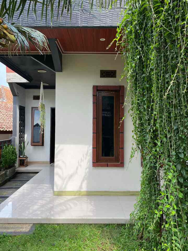 Kegiatan menanam jadi salah satu opsi membunuh waktu yang membosankan di rumah.
Area teras ini juga jd spot favorit anak-anak bermain 

#TerasRumah
#HalamanRumah
#SpotMeTime
#Bananaahome
#Cateksterior
#tanamangantung 