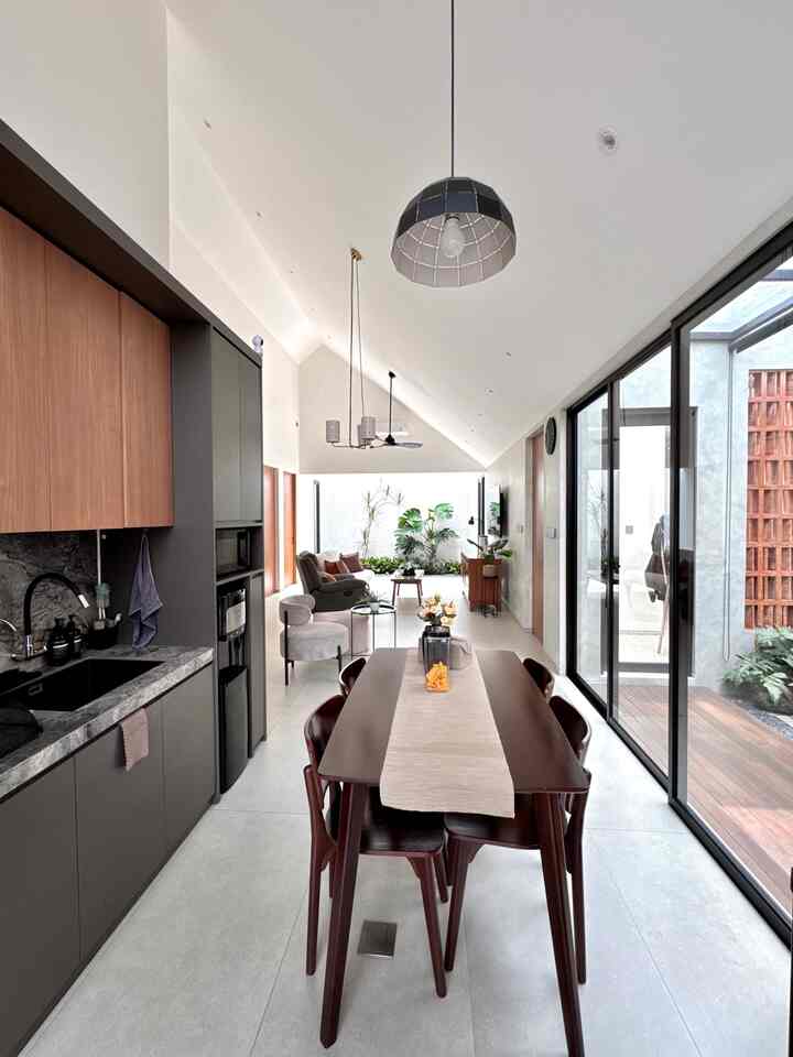 Dari masakan lezat di dapur ke momen santai di ruang tamu - setiap sudut berbicara tentang kebersamaan. Inilah jantung rumah kami ✨

#DapurMinimalis
#KitchenSetMinimalis
#WarnaCatPlafon
#CatRumah
#MejaMakanMinimalis
#RumahOpenSpace
#RumahTanpaSekat
#RumahLega