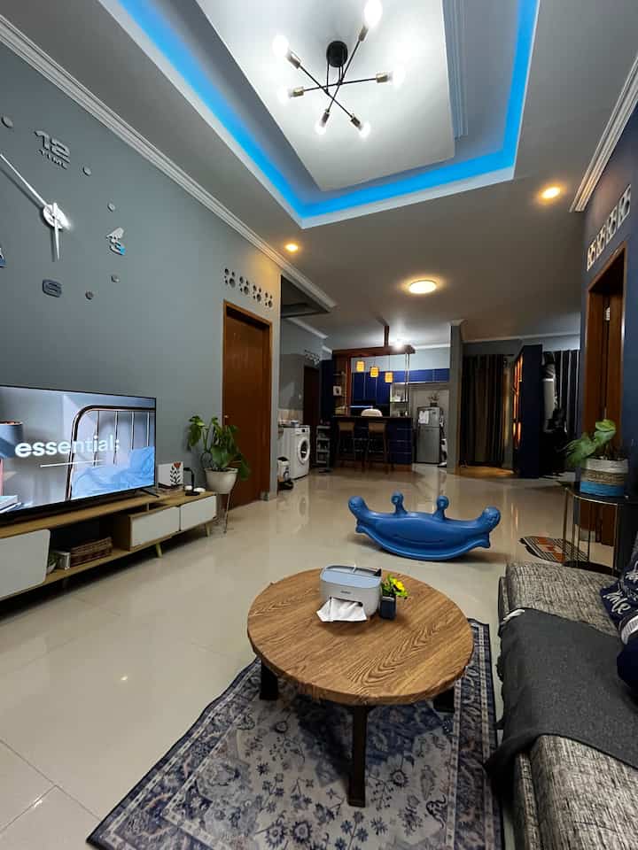 Ruang Keluarga ini menyatu dengan dapur, karena Mini bar sebagai pembatas rumah semakin cozy dan membuat hubungan keluarga semakin hangat . Selain itu ruang open space ini menjadi favorit keluarga. 

#rumahopenspace
#rumahtanpasekat
#rumahlega
#kitchenset
#ruangkeluarga
#ruangtv
#karpeteropa
#raktvminimalis
#diy
#minibar
#livingroom