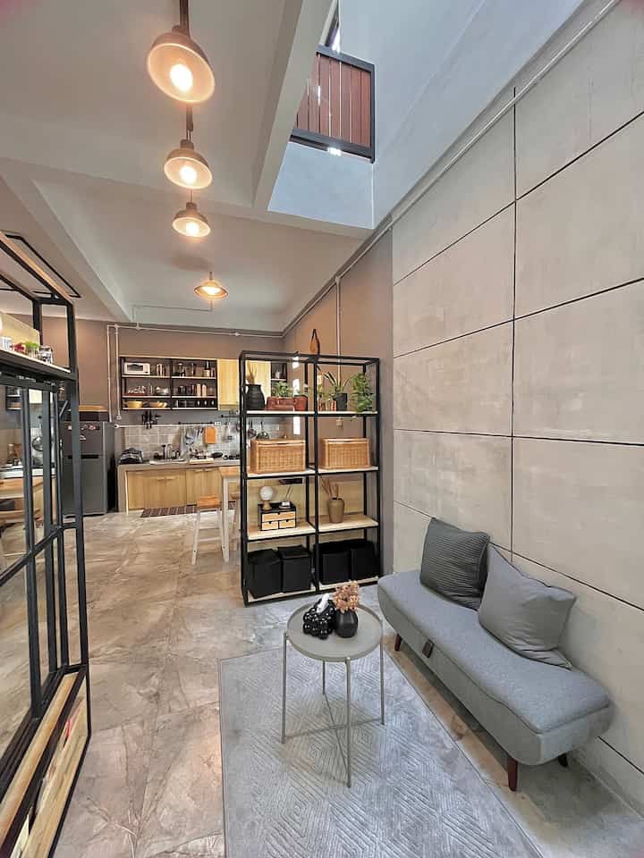 Rumah dengan konsep Open Space harus punya trik tersendiri untuk membagi ruangan.
Pertama membagi ruangan dengan Karpet yang berbeda, Kedua bisa menggunakan rak partisi, Ketiga bisa menggunakan cat dinding dan Keempat tentu pemilihan furniture yang disesuaikan dengan ruangan

Semoga menginspirasi yak 😊
#ruangtamu #karpetruangtamu #rakpartisi #dindingekspose #rumahopenspace #rumahtanpasekat #rumahlega