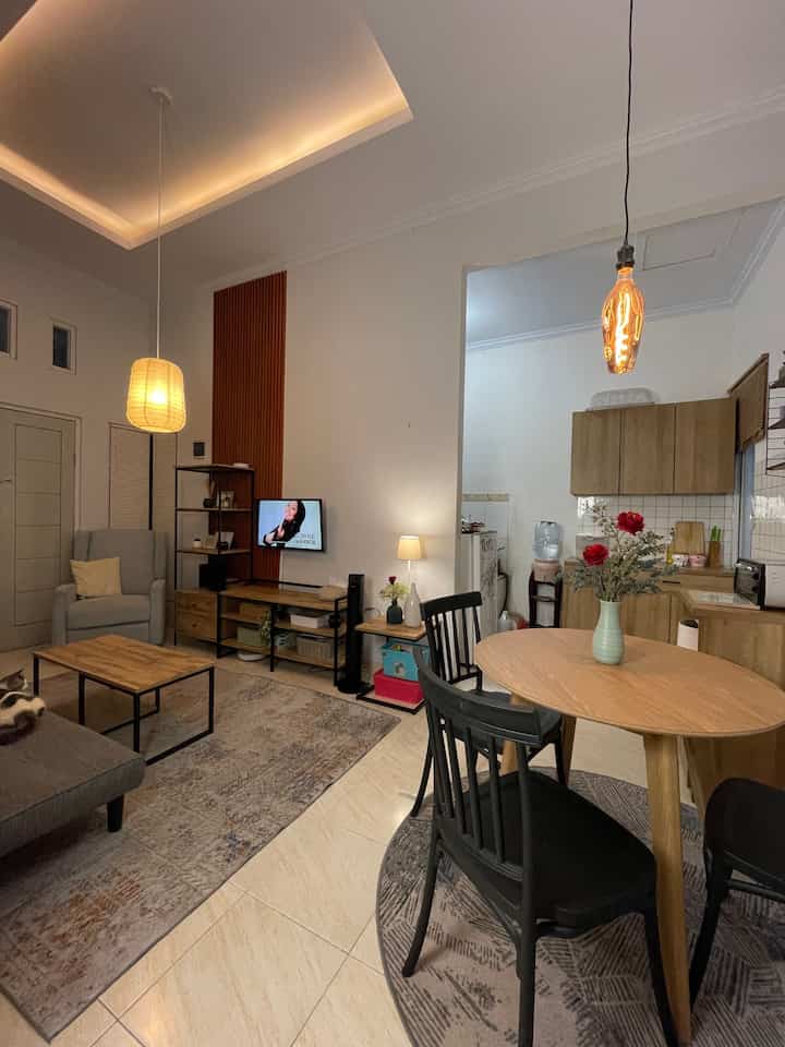 Rumah mungil, kesan lega! ✨ Konsep open space seperti ini bikin setiap sudut terasa lebih luas dan lapang. Dengan menghilangkan sekat antara ruang tamu, area makan, dan dapur, rumah jadi lebih terang, fungsional, dan tetap stylish. Ditambah sentuhan dekorasi yang simpel, rumah mungil pun bisa tampil maksimal! 🏠🤍

#RumahOpenSpace
#RumahTanpaSekat
#RumahLega
#NeverTooSmall
#IndustrialMinimalis
#WPCPanel
#JapandiIndustrial
#WarnaCatRumah