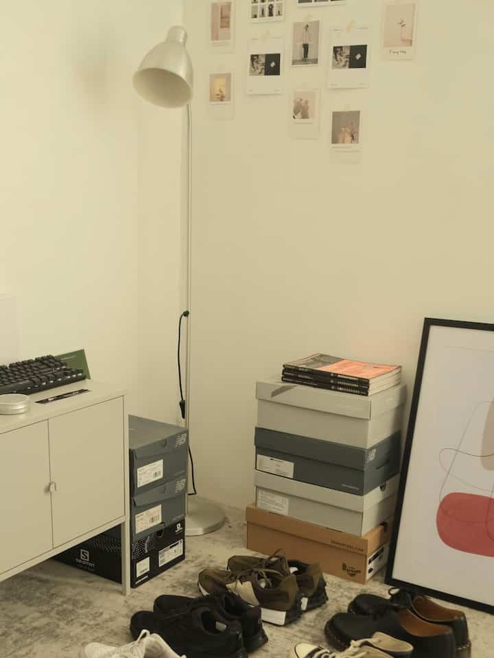 Spot corner ini memiliki estetika minimalis dengan sentuhan gaya modern dan cozy. Warna-warna netral yg dipilih seperti putih, abu-abu, dan beige mendominasi ruangan. Sentuhan karpet motif tekstur dan juga poster berbingkai yang memberikan kesan ruangan menjadi hangat dan eyecatching. Secara keseluruhan ruangan memiliki vibe yang bersih, rapi dan minimalis.
#spot #corner #minimalis