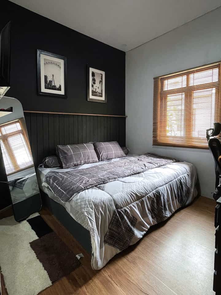 — Cozy Bedroom

Nyoba ganti bedding set pakai yang motif, karena bosen polosan terus, auto langsung beda vibesnya 🖤🩶🤎

#bedcover #beddingset #divanlaci #sprei #vynillantai #catdinding #wallbatten #standingmirror #venetianblind #kesetkamar #dekorasirumah #homedecor #homestyle #bedroom #bedroomstyle #bedroomdecor #kamartidur #kamarutama #warmandbolddecor #rumahmungil #rumahdeveloper 