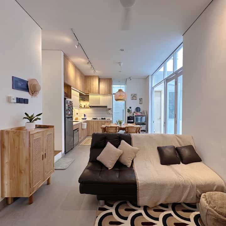 Masih minimalis banget, karena sebagian besar barang di sini sebenarnya udah ada sebelum pindah ke rumah baru. Jadi, daripada buru-buru beli baru, kami lebih main di tata letak aja biar tetap nyaman dan tetap terasa selaras.

Senengnya, meskipun barang lama, tapi dengan sedikit perubahan posisi dan pencahayaan yang pas, ruangannya tetap terasa fresh. Pelan-pelan nanti mungkin bakal ada tambahan dekorasi atau elemen baru, tapi untuk sekarang, cukup menikmati suasana yang ada dulu.

Konsep open space di rumah ini bikin living room langsung menyatu dengan kitchen dan dining area. Tanpa sekat, suasananya jadi lebih terbuka, bikin ruangan terasa lebih lega dan tetap cozy buat kumpul-kumpul.

#RumahOpenSpace #RumahTanpaSekat #RumahLega #LivingRoomMinimalis #InteriorRumah #DekorasiRumah #HomeSweetHome #RumahNyaman #DesainInterior #RumahEstetik #FurniturKayu #MinimalistLiving #LivingRoomDecor #KitchenDiningLiving #SelimutSofaNordic #BantalSofaSuede