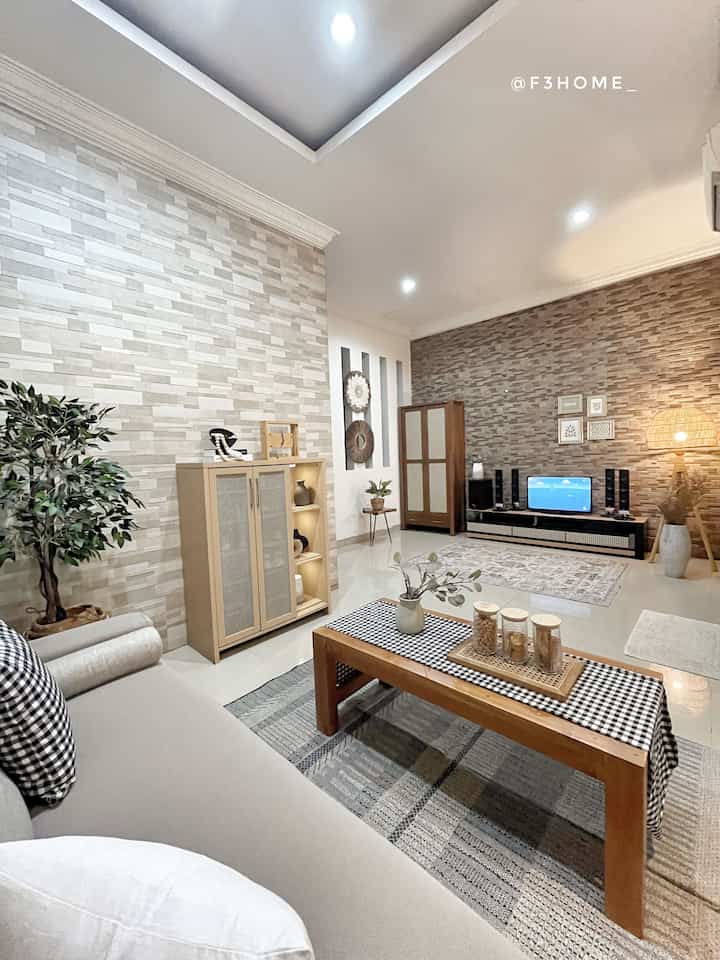Ruang TV ini menyatu dengan ruang tamu, aku sediakan sofa dan karpet untuk ruang TV ini agar anak2 nyaman .
Untuk dinding ruang TV ini aku pakai keramik motif batu jadi memberikan kesan adem dan aesthetic.


#ruangTV #ruangtvaesthetic #aesthetic #karpetruangtamu #karpetikea #ruangkeluarga #mejatv #standinglamp #ruangtvkeluarga 