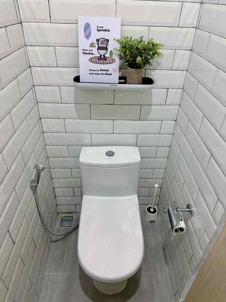 Siapa sangka Powder Room ini cuma 84 cm lebarnya? Meski kecil, tetap bisa terasa nyaman dan nggak sumpek dengan beberapa trik sederhana.

✨ Pakai warna putih biar terasa lebih lega
Warna terang kayak putih bikin ruangan kecil terasa lebih luas dan bersih. Selain itu, putih juga gampang dipadukan sama elemen lain, jadi nggak cepat bosan.

🪞 Cermin bundar, trik jitu bikin ruang kecil terasa lebih besar
Selain buat ngaca, cermin juga bisa memantulkan cahaya dan bikin ilusi ruangan lebih lega. Pilihan cermin bundar bikin suasana jadi lebih soft dan estetik.

🧱 Subway tile horizontal bikin efek memanjang
Susunan keramik kayak gini tuh ampuh banget bikin dinding terasa lebih panjang, jadi ruangan kecil nggak kelihatan sesak. Ditambah nat warna gelap, kesannya makin modern!

🚰 Wastafel gantung biar nggak makan tempat
Wastafel gantung ini bikin lantai tetap terbuka, jadi ruangan terasa lebih ringan dan nggak kelihatan penuh. Selain lebih kompak, bersihinnya juga lebih gampang!

🛠 Dekorasi secukupnya aja, yang penting fungsional
Nggak perlu banyak ornamen, cukup tambahin yang esensial kayak rak kecil, tanaman mini, dan walldecor. Semakin sedikit barang, semakin terasa luas dan rapi.

💡 Pencahayaan juga kunci!
Kalau ada akses cahaya alami, manfaatin semaksimal mungkin. Kalau nggak, pilih lampu warm white supaya tetap terang tapi tetap cozy.

Meskipun kecil, powder room ini tetap nyaman dan nggak bikin sesak. Yang penting, tahu cara mainin elemen-elemen di dalamnya!

#PowderRoom #BathroomGoals #DesainMinimalis #HomeDecor #InspirasiRumah #RuangKecil #InteriorMinimalis #SubwayTile #WhiteBathroom #WastafelGantung #CerminBundar #TileAesthetic #BathroomInspo #MinimalistBathroom #RumahEstetik #HiasanDinding #RakMinimalis