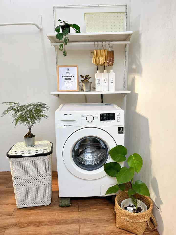 Laundry room ✨✨

Area yang terbatas tetap bisa dimaksimalkan menjadi laundry room yang cukup nyaman. Area ini terletak dibelakang rumah semi terbuka, sehingga jika hujan tidak terlalu lebat aku tidak perlu memgangkat jemuran😍

#laundryroom 
#makeoverlaundryroom
#laundryarea
#ruangcuci
#ruangjemur


