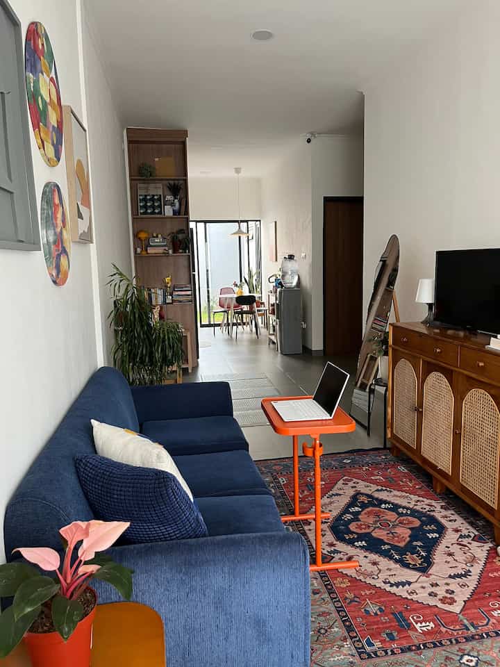 Siapa yang punya rumah dengan lahan terbatas? Rumah open space solusinya! 😊
Seperti rumah M&A yang dibangun diatas lahan 100 m2, salah satu renovasi yang dilakukan di rumah ini adalah membuat ruang keluarga menjadi tanpa sekat sampai ke dapur dan taman belakang. 

Sebelum renovasi,(bisa dilihat 2 slide terakhir) ruang keluarga yang sebelumnya adalah kamar harus kita bobrok dan dipindah ke sebelah kiri supaya ruang keluarga menjadi tanpa sekat langsung ke dapur. Bagian dapur juga sebelumnya memiliki pintu dan sekat tersendiri.

Jadi dengan merenovasi menjadi berkonsep open space, sirkulasi udara & cahaya juga bisa datang dari taman belakang. Penggunaan kaca besar di depan/fasad rumah yang mix antara permanen namun di sudut jendela tetap bisa dibuka juga menjadi cross-fentilation dan bikin ruangan terlihat terang. 🍃☀️😊


#CatPutih #DindingPutih #KitchenSetMinimalis #RuangKeluargaMinimalis #RumahOpenSpace #RumahTanpaSekat #RumahLega
