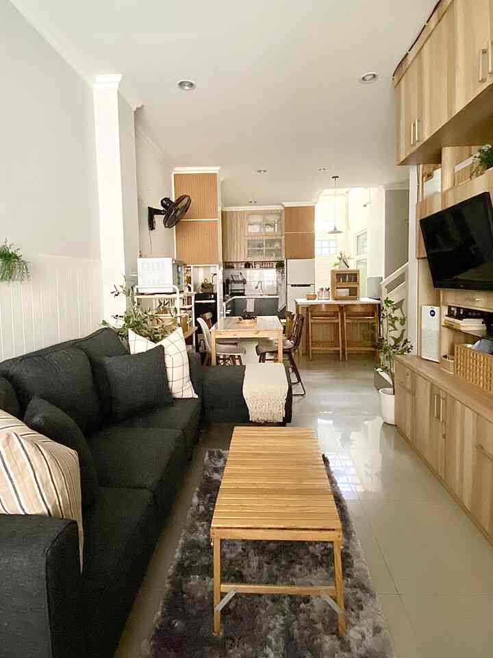 Desain Maksimal Open Space untuk Lahan Terbatas  dengan Scandinavian Modern 🏠

Ruangan  dengan lebar 3m dan panjang 9m ini bisa dioptimalkan tanpa mengorbankan kenyamanan dan estetika. Dengan konsep Scandinavian modern, ruangan terkesan lebih luas dan fungsional meskipun berada dalam area yang kompak.

1. Konsep Open Space
Menghilangkan sekat antara living room, ruang makan, dan dapur menciptakan kesan luas dan lapang, meskipun secara ukuran terbatas.

2. Pemilihan Furniture
Sofa dengan warna gelap memberikan kesan kontras dan nyaman, sementara meja kayu lipat multifungsi mendukung fleksibilitas ruang.

3. Penyimpanan Tersembunyi
Lemari built-in yang menyatu dengan dinding membantu mengurangi kesan penuh, tetap rapi, dan menyediakan ruang penyimpanan yang maksimal.

4. Pencahayaan dan Warna Netral
Warna putih pada dinding dan furnitur kayu menciptakan ilusi ruangan yang lebih besar.  Vocal point living room ada di wall moulding berupa batten yang disusun berjejer dan dicat putih. Ditambah pencahayaan alami dari bukaan di sebelah dapur, membuat ruang terasa lebih terang dan lega. 

5. Fokus pada Fungsi, Bukan Sekedar Dekorasi
Setiap elemen dalam ruangan memiliki fungsi ganda, selain fungsi utama juga untuk mempercantik ruangan, contohnya rak akrilik yang digunakan untuk dekorasi sekaligus penyimpanan.

Lahan terbatas bukan lagi hambatan, tetapi peluang untuk menciptakan ruang yang nyaman, efisien, dan tetap estetik.

#rakbamboo #mejalipat #mejamakanikea #sarungbantalikea #livingroom #scandinavian #scandihome #wallbatten #wallmoulding #rumahopenspace #rumahtanpasekat #rumahlega