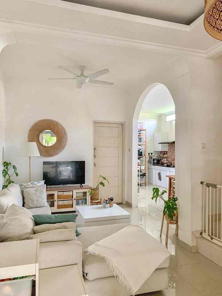 How to make an open space living room from a standard cluster house…

Biasanya rumah cluster dibangun dengan design yang standar banget ya, sekotak ruang tamu kecil, dapur kecil, jarang dikasih ruang makan yang proper. Akhirnya, sekat dibagian tengah rumah saya bongkar untuk membuat 1 ruangan luas sebagai area living room, dining room dan kitchen. Sekat dindingnya saya buat arch agar terlihat lebih estetik. Beberapa items yang saya pakai untuk dekorasi living roomnya:
1. Sofa L minimalist dengan earth tone. Biar kesan ruangan lebih clean dan luas. Saya custom agar cover sofanya bisa lepas pakai sehingga memudahkan untuk di cuci di mesin cuci.
2. Standing lamp. Lampu wajib area ruang tamu. Saya taruh di sudut ruangan sekaligus untuk lampu baca.
3. Selimut sofa. Kadang saya pakai juga sebagai cover agar sofa tidak mudah kotor
4. Ceiling fan. Kipas besar ditengah ruangan ini fungsinya untuk mengurangi penggunaan ac dan memberikan sirkulasi udara dalam ruangan. 

#sofaminimalis #standinglamp #selimutsofa #tvgoogle #ceilingfan #kipasanginplafon #standingplant #RumahOpenSpace #RumahTanpaSekat #RumahLega 